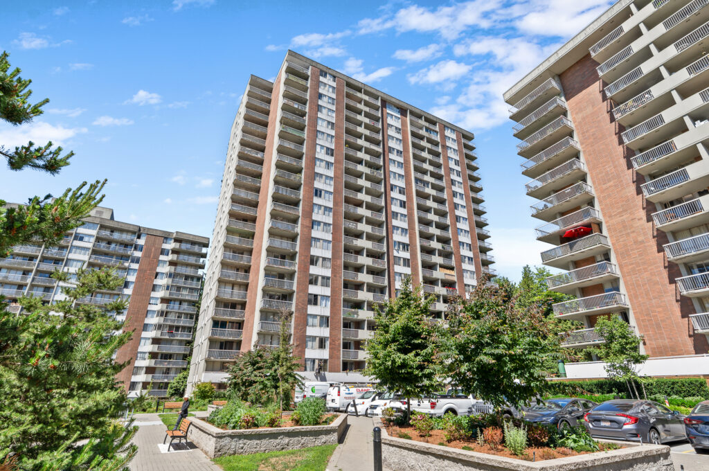 #911 – 2016 Fullerton Avenue